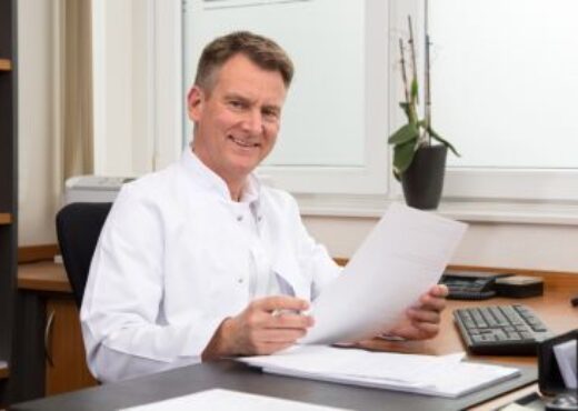 Prof Langenbach mit Blatt